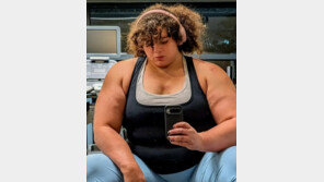 ‘최강 여성’ 챔피언, 성별 논란에 실격…확인 요청에 답변 안해