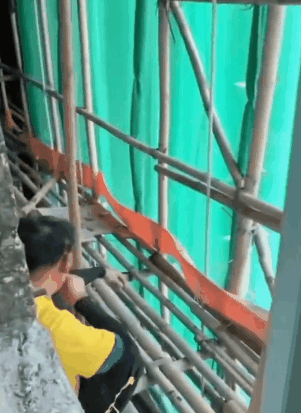 홍콩 화재 담뱃불 때문?…대나무 비계에서 흡연 장면 포착 (영상)