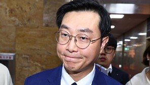 ‘성추행 피소’ 장경태 두고 민주당원들 “조작” vs “탈당부터”
