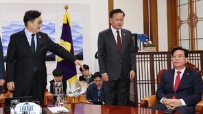 與 “검사 집단퇴정 사법질서 도전” 野 “李, 공범위해 검사 공격”