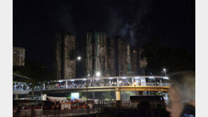 500m 밖부터 타는 냄새…참혹한 폐허 채운 홍콩의 탄식