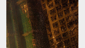 두 아이 지키다 희생된 엄마, 예비신부 두고 떠난 소방관…눈물바다 홍콩