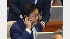 與 “장경태 성추행 의혹, 사안 가볍지 않아…당직 사퇴는 아직”