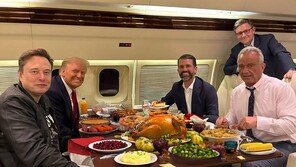 트럼프 “불법이민이 美사회 망가뜨려… 수백만명 추방할 것”