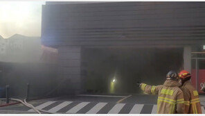 “연기가 난다”…수원 오피스텔 지하서 화재, 50여명 대피 소동