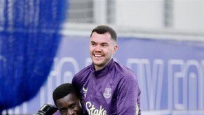 ‘팀 동료 빰 때린’ 에버턴 게예, 퇴장 항소 기각…3경기 출전 정지