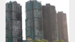 홍콩, ‘사망자 최소 128명’ 아파트 화재에 애도기간 선포