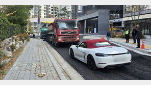 도로 포장공사가 길 막는다고… 주차해놓고 사라진 운전자