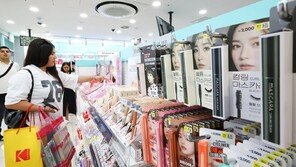 “2030만 쓸어가는 줄 알았는데”…60대도 ‘다이소 화장품’ 열광