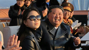 가죽코트에 선글라스…김주애, 3개월 만에 김정은과 동행