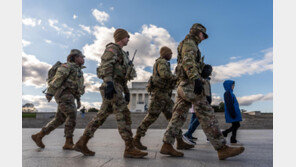 트럼프 “바이든 오토펜 서명 문서 폐기… 외국인 입국정지 강화”