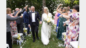 62세 앨버니지 호주 총리, 16세 연하와 웨딩마치