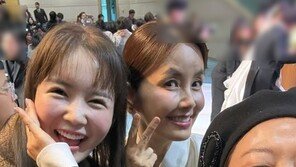 “사랑 가득 결혼식”…시부모된 차인표♥신애라, 혼주로 하객 맞이