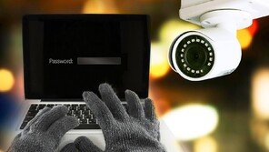 집-노래방-병원 IP캠 12만대 해킹, 성착취물 만들어 판매