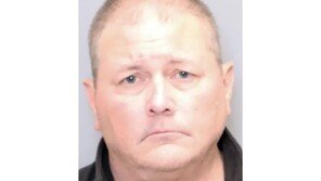 성탄 캐럴 부르러 온 소녀들에 총 겨눈 50대男…폭행 혐의 체포