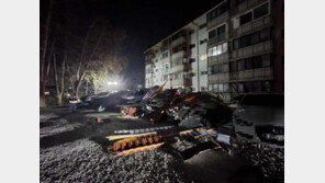 강풍에 날아든 지붕 구조물…주차장 차량 6대 파손