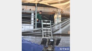 4층 높이 공사장서 안전모-고리 안써… 인부들 “아무도 뭐라 안해”