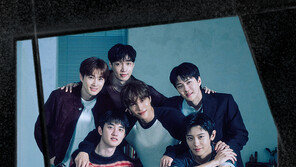 엑소, 팬미팅 포스터 공개…어깨동무한 6인 모습