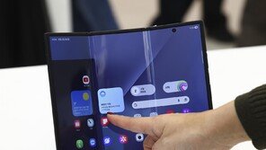 “주머니 속 태블릿”…두 번 접는 ‘갤럭시Z 트라이폴드’ 공개