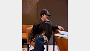 송혜교, 날렵한 턱선에 소두 인증…힙한 일상