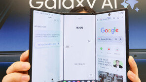 주머니에 넣어다니는 ‘10인치 대화면’… ‘3개의 창’ 3개의 폰 쓰는 듯