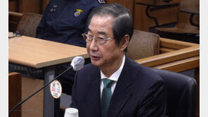 尹재판 나온 한덕수, 특검 질문에 100여 차례 “증언 않겠다”