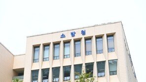 맨홀 빠진 여성 붙잡고… 급류 휩쓸린 학생 맨몸 구조