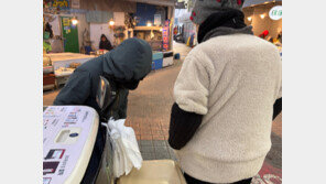 “다섯 겹 껴입어도 추워요”…영하 11도 한파와 싸우는 야외 노동자