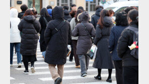출근길 꽁꽁…급작스런 한파에 패딩·목도리 둘러맨 시민들