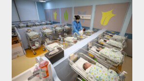 작년 출생아 기대수명 83.7년 ‘역대 최고’…건강수명 66.4년 ‘유병장수’