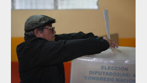 ‘트럼프 개입 논란’ 온두라스 대선 개표 중단 후 재개…오후2시 기준 중도 후보가 앞서