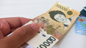 새벽에 5만원권 위조지폐 내고 거스름돈 챙겼다