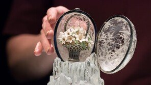 다이아 4500개 박힌 ‘파베르제 달걀’ 444억원에 낙찰, 역대 최고가