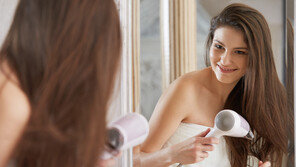 “머리 말릴 때 냉풍 1분”…결 살고, 드라이기 수명 늘리는 법 [알쓸톡]