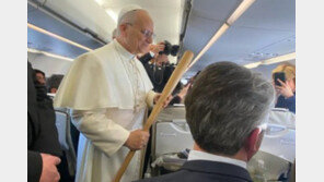 교황이 ‘빠따’ 들었다?…첫 해외순방서 유머 감각 뽐내
