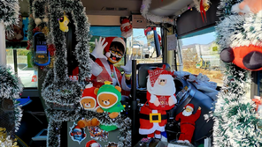 루돌프 대신 ‘버스’ 타는 부산 산타…“월급 쏟아도 아이들 웃음이 남죠” [그! 사람]