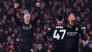 ‘괴물 공격수’ 홀란, 111경기 만에 100골… EPL 새 역사