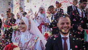 가자 폐허 속 ‘피어난 사랑’