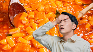 “떡볶이가 너무 쫀득해 못 먹겠다” 막무가내 환불 요청한 손님 [e글e글]