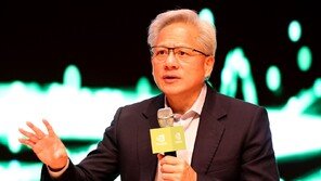 트럼프 만난 젠슨 황 “美 AI칩 우선 확보 법안, 해로워” 정면 비판