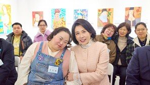 발달장애 작가 개인전 방문한 김혜경 여사 “역량 펼치도록 지속 지원”
