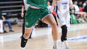 ‘수비’로 BNK 우승 이끌었던 日 출신 이이지마, 이번 시즌엔 ‘공격여왕’…하나은행 1R 공동 선두