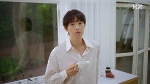 송중기 “아침에 일어나 카푸치노 타는 순간 가장 행복”