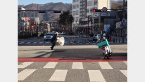 “보자마자 뛰었다”…도로 위 대형 쓰레기 치운 배달기사, 아침을 구했다[영상]