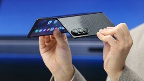 역대급 폰인데 삼성케어 적용 ‘머뭇’…삼성 두번 접는 폰 내구성은