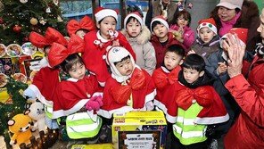 꼬마 산타들, 어르신에 ‘라면 박스’ 배송