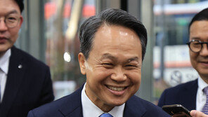 진옥동 “신뢰받는 기업으로” 신한금융 3년 더 이끈다