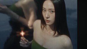 크리스탈, 첫 솔로 싱글 ‘솔리터리’ 뮤비 공개…신비롭네