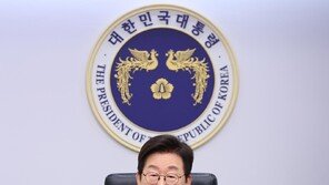 ‘취임 6개월’ 李대통령 지지율 62%…민주 43%-국힘 24%