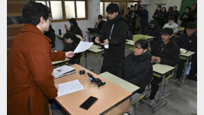 ‘긴장과 떨림’ 수능 성적표 배부현장…“수능 너무 어려웠어”